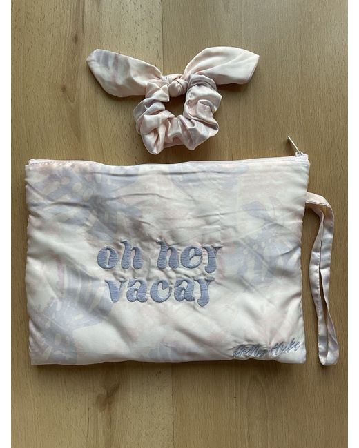 Gilly Hicks Pouch And Scrunchie Travel Bag Wristlet Pink  Di Colore Viola